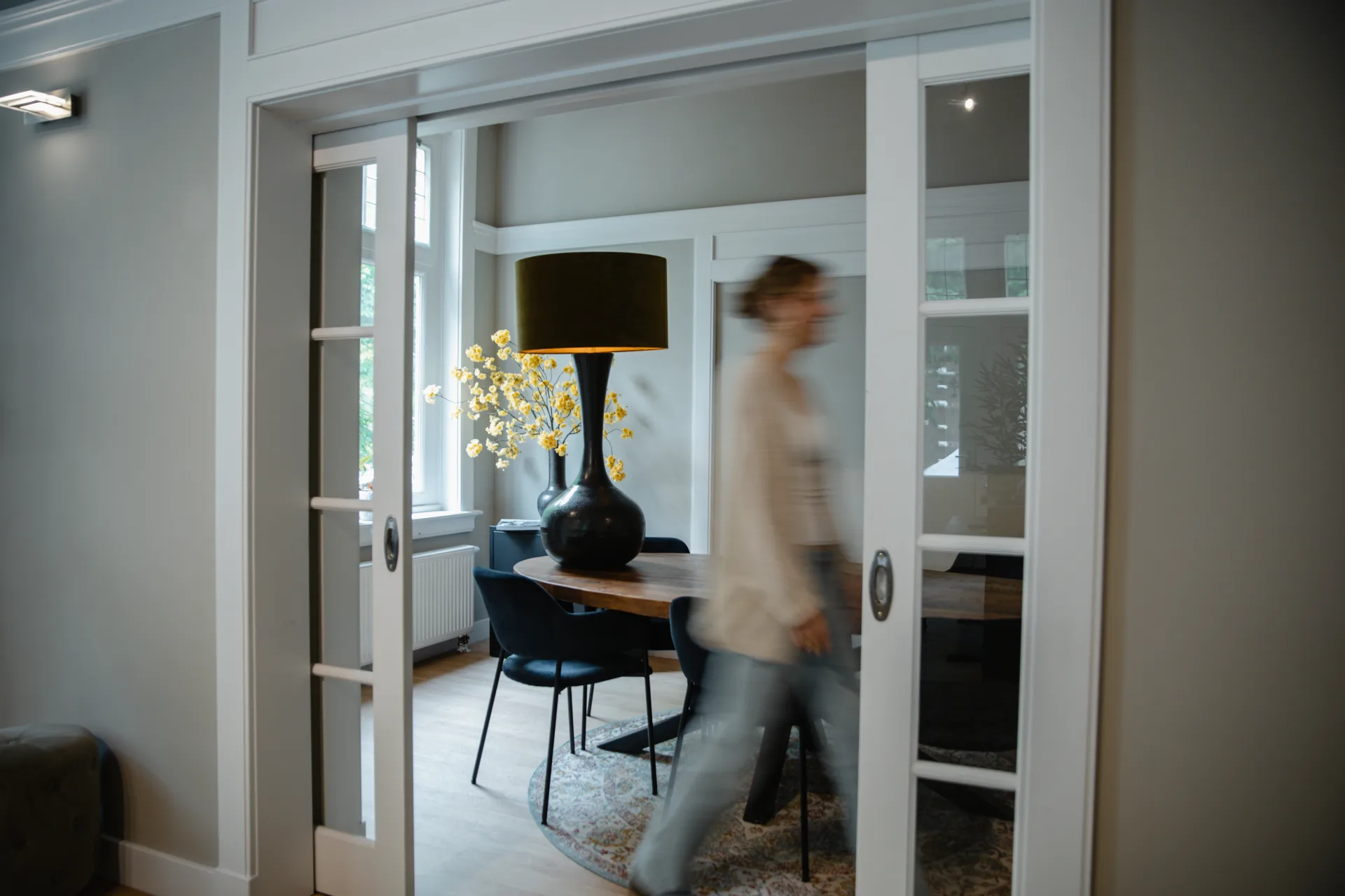 Een collega loopt door het kantoor van Ampire Vastgoedgroep