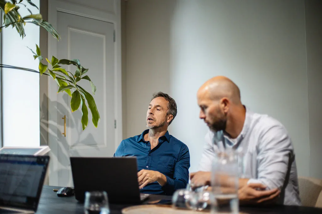 Overleg tussen twee collega's van Ampire Vastgoedgroep